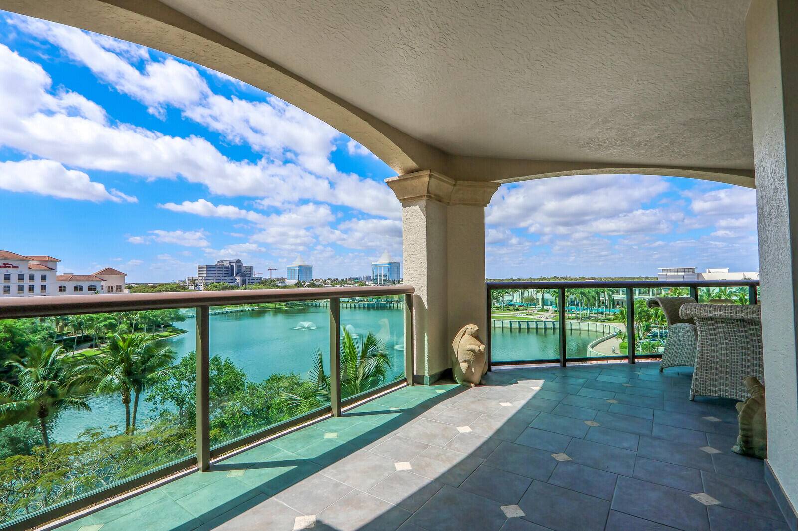 Attractive 3BDR 3BTH condo, excellent amenities, outstanding location.