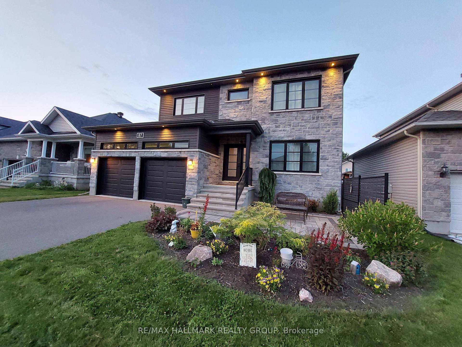 Welcome to 87 Cobblestone, a gorgeous family home that combines elegance and functionality !