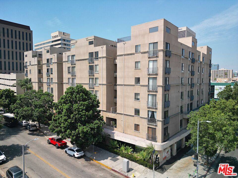 625  S Berendo St 2BR Hancock Park La