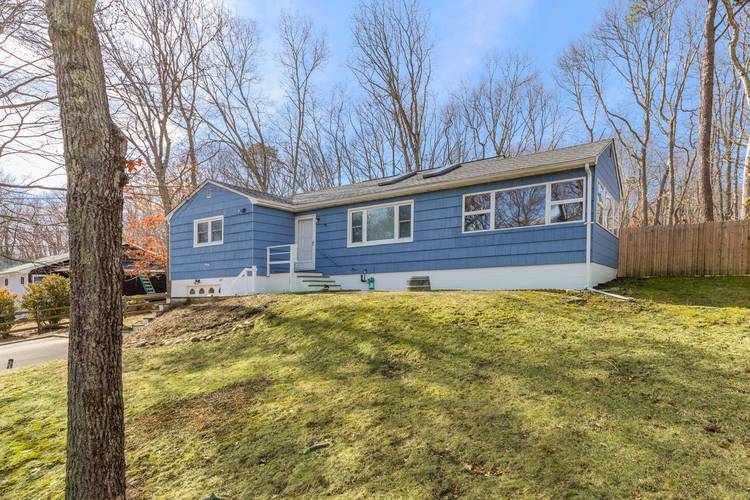 Beautifully refreshed cottage in Sag Harbor