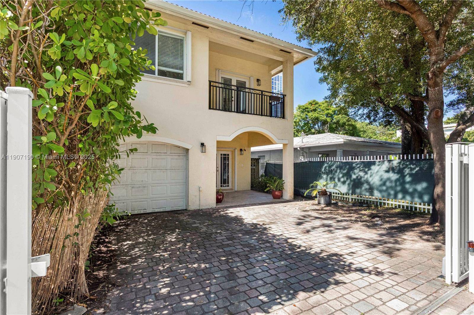 LARGE 3 bedroom, 2. 5 bathroom luxury townhome perfectly situated in the vibrant heart of Coconut Grove.