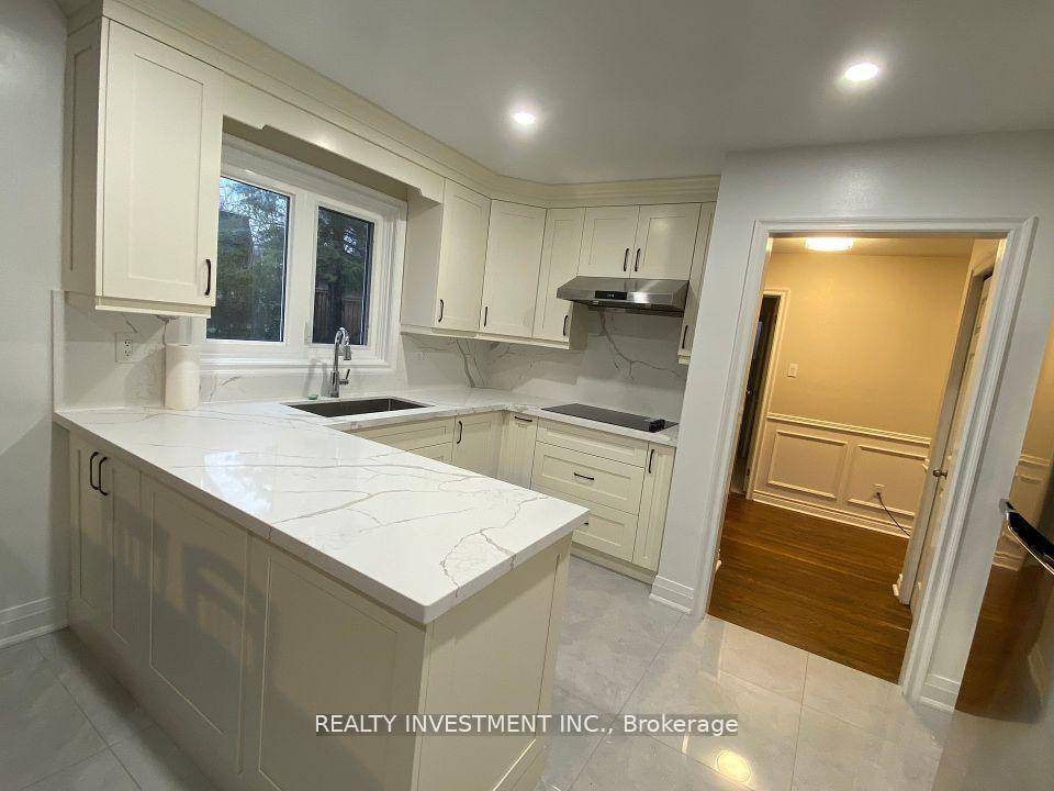 Beautiful room available in a detached home in Eastlake.