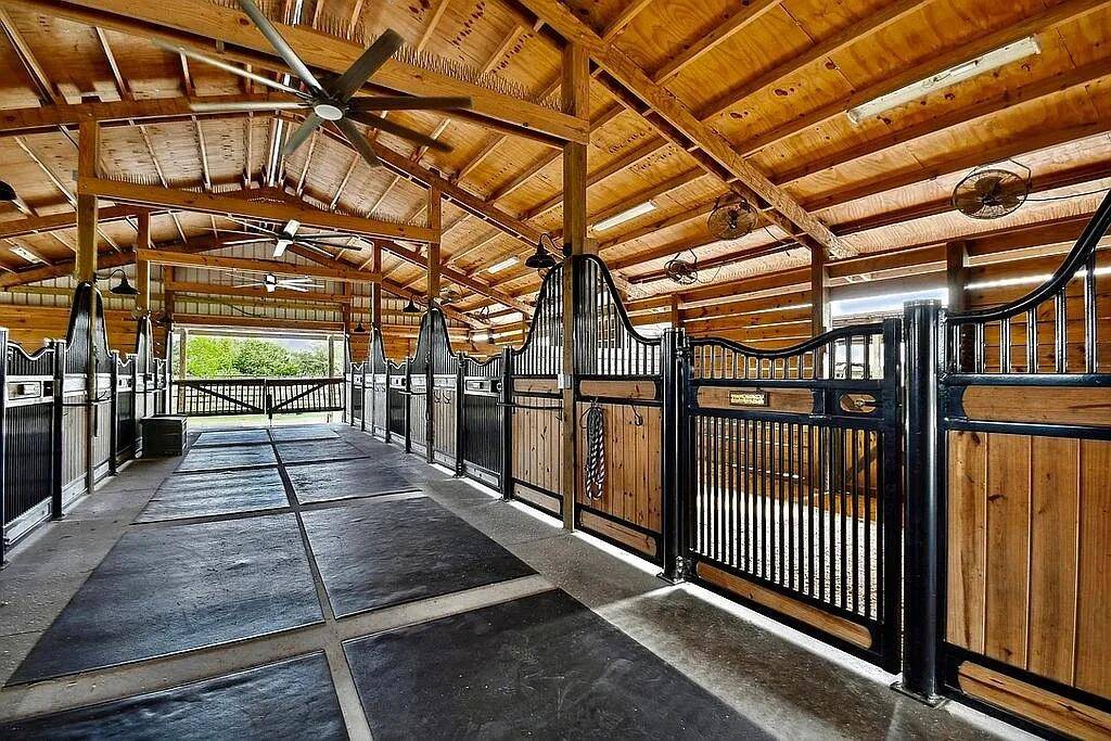 10 stall equestrian facility on 8.