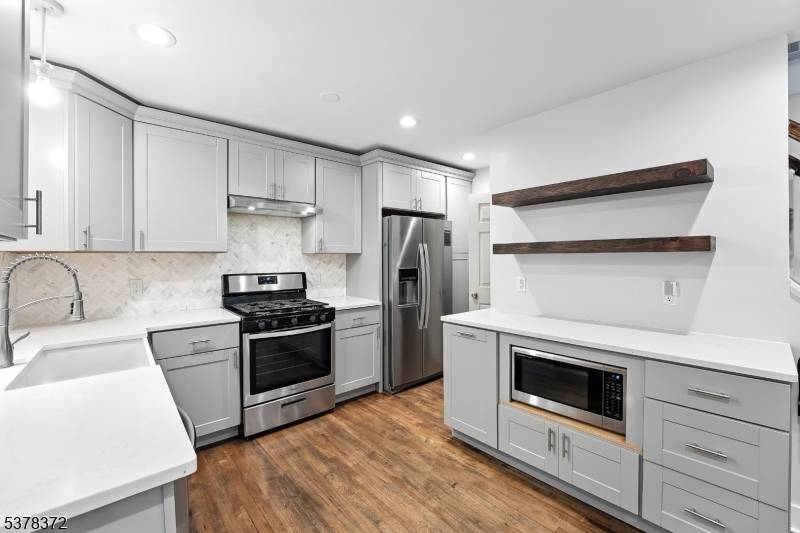 Beautifully Renovated 3 Bedroom 2.