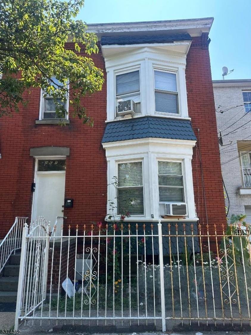 Discover an exceptional opportunity with this well kept 2 family home, perfectly situated in Newark's prestigious Forest Hill Neighborhood.
