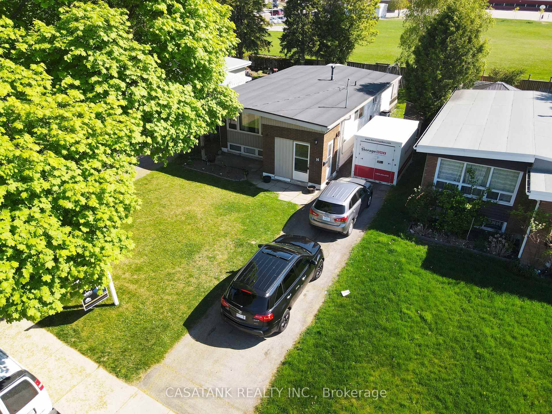 Discover the perfect blend of comfort and convenience in this exceptional Hamilton home !