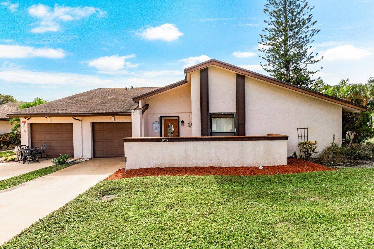 Discover this hidden gem in the highly sought after Cloisters 55 community, perfectly nestled between the excitement of Wellington's world class equestrian events and Florida's most beautiful beaches.