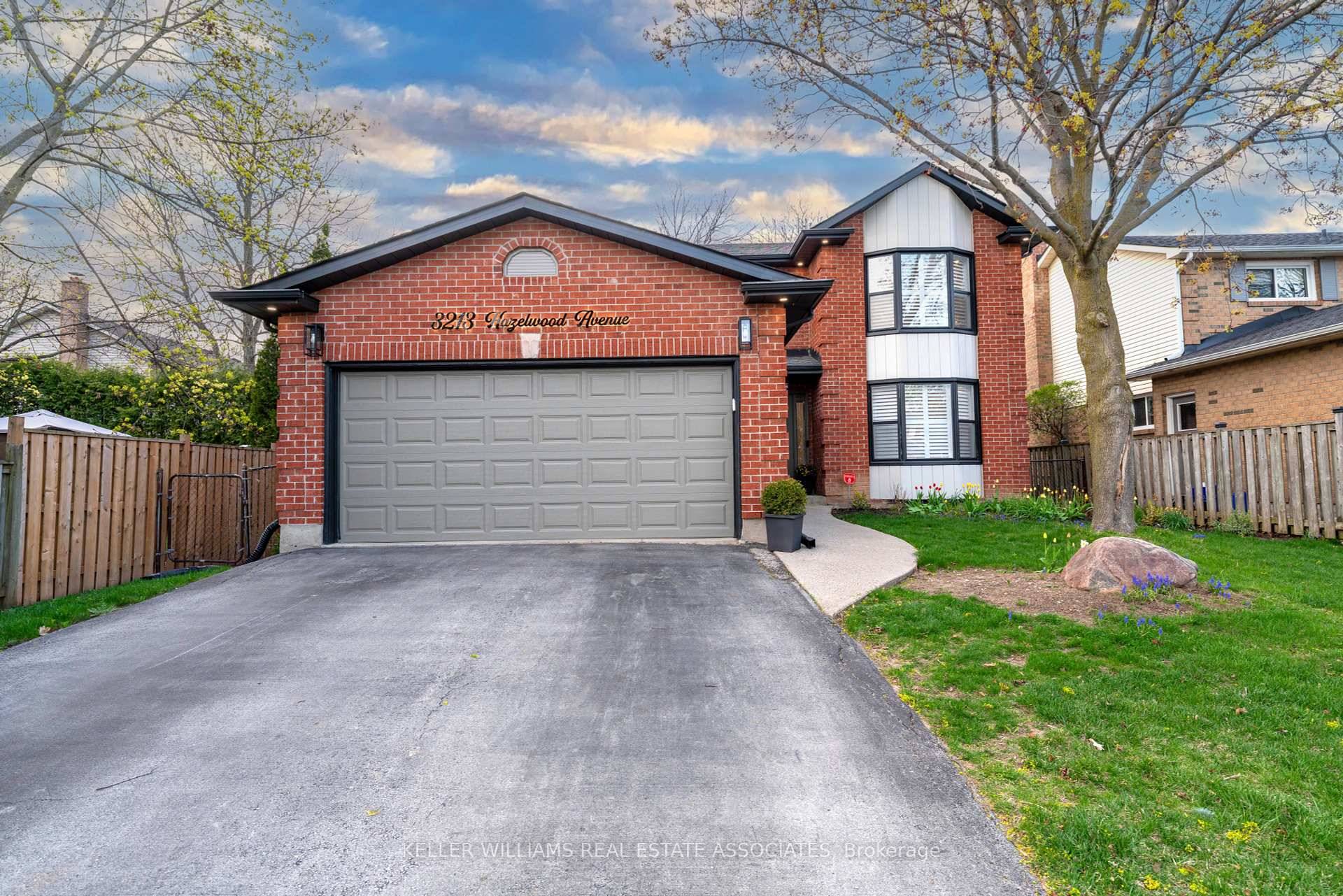 Stunning, fully renovated 4 bed, 4 bath detached home in Burlingtons highly sought after Headon neighbourhood !