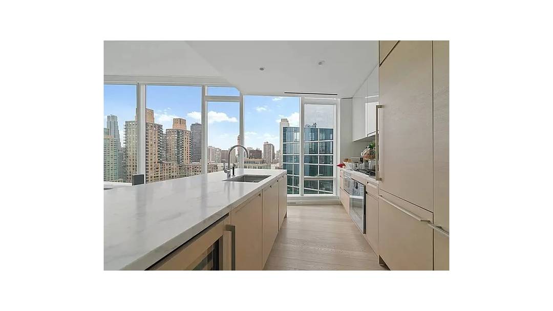 Experience NYC living at its finest in this magnificent, pristine FULLY FURNISHED or UNFURNISHED corner unit in the uber luxurious Waterline Square !