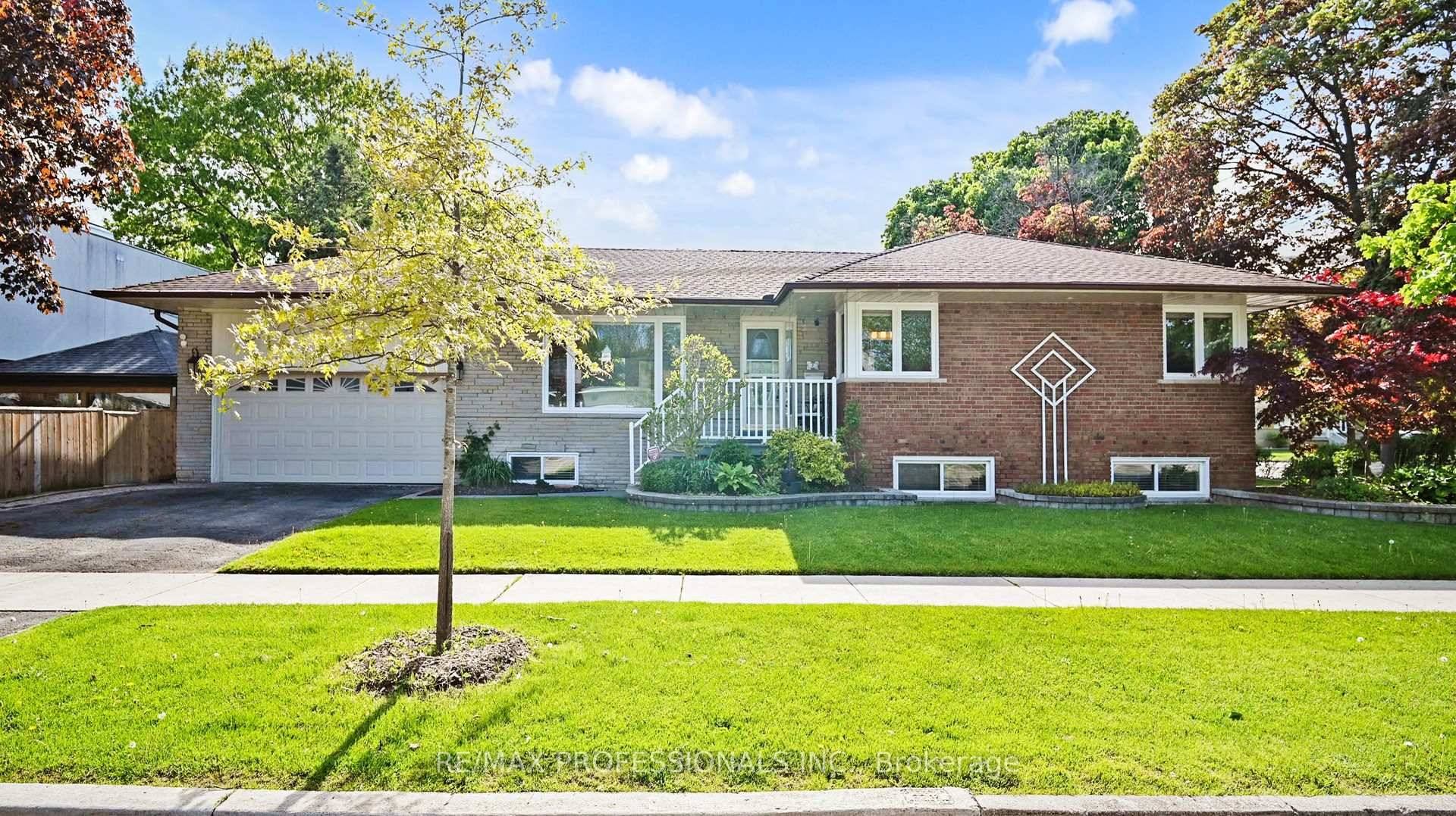 Wow ! Look No Further ! This Beautiful Bungalow Is Situated In Sought After Neighbourhood Of Royal York Gardens, This Impeccably Renovated Home Showcases A Perfect Fusion Of Style And ...