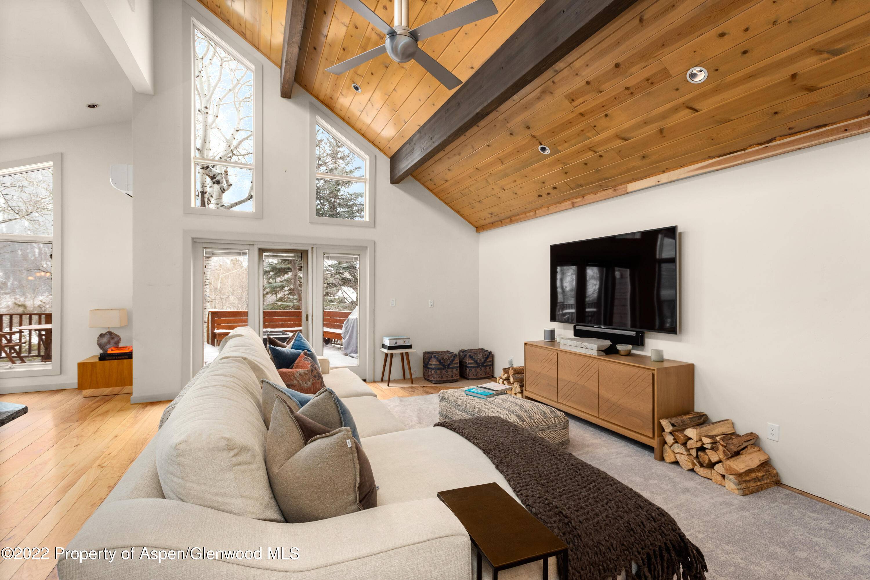 Launch your adventures in Aspen from this treehouse located just a four minute drive to the Aspen Mountain Gondola, grocery store and world class shopping.