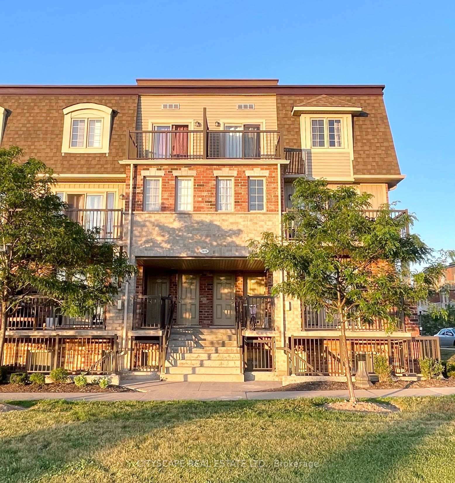Bright amp ; Spacious 2 Bedroom Condo Townhouse for Lease Prime Location !