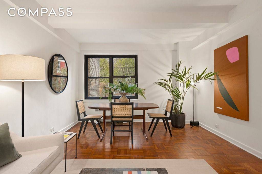 Boutique Upper West Side One Bedroom in an Unbeatable Location Perfectly situated in one of the Upper West Side s most convenient locations, this charming one bedroom home offers the ...
