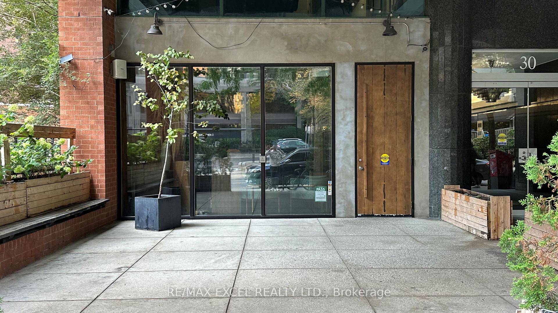 A beautifully renovated high end Japanese restaurant in one of Torontos most desirable food districts.