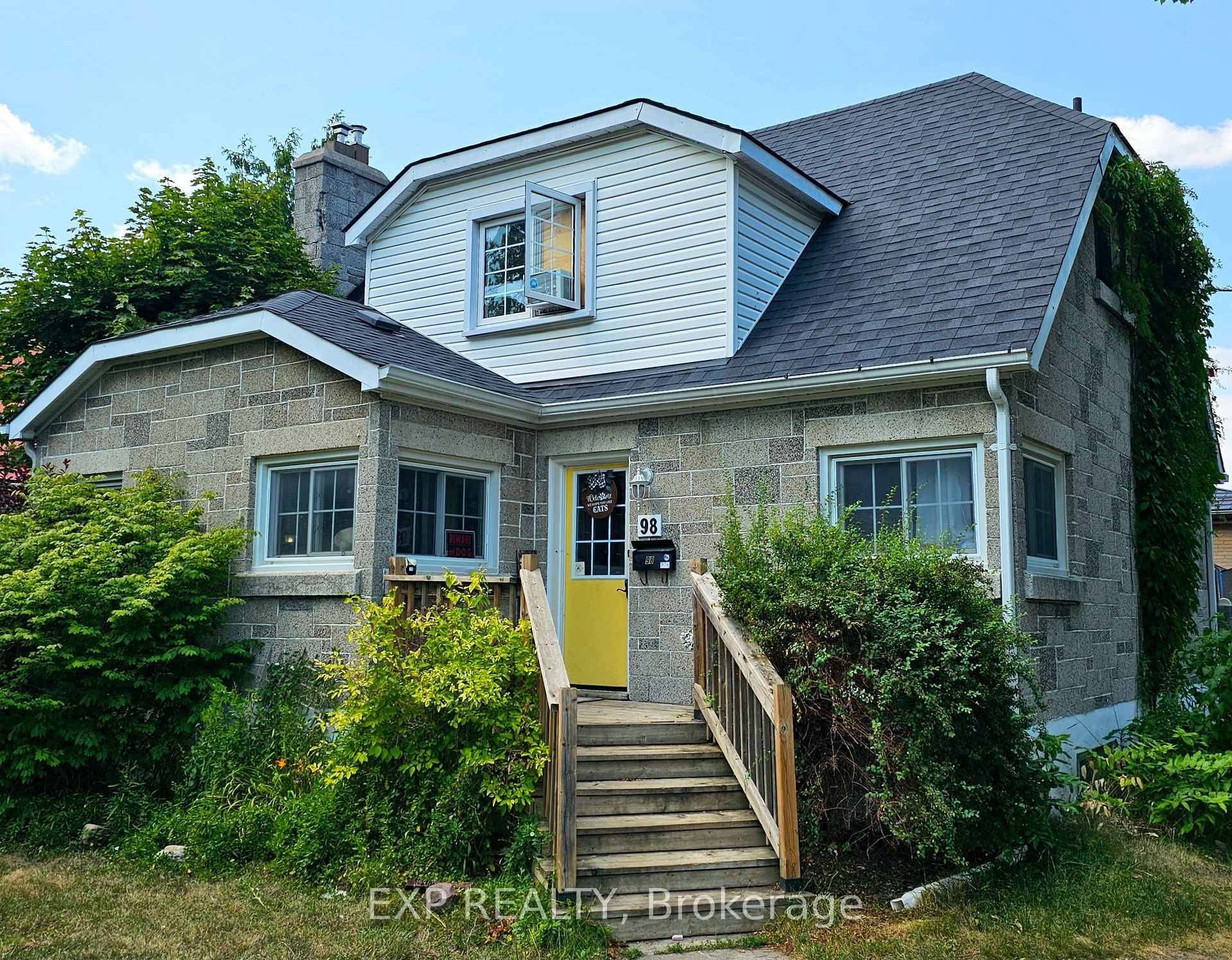 Welcome to 98 Pine St in Belleville's East End !