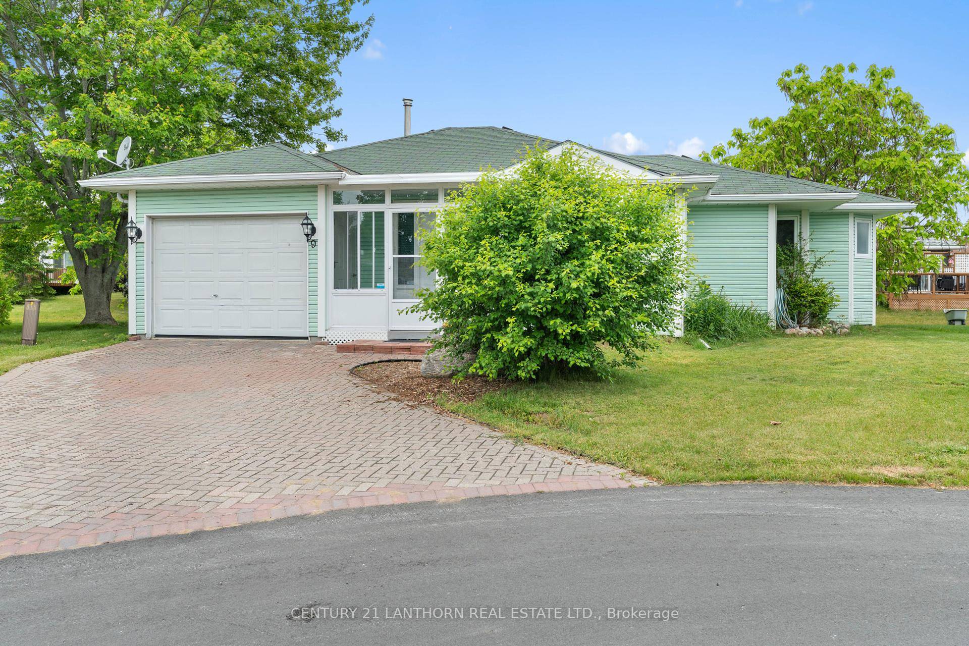 Welcome to the vibrant adult lifestyle community of Wellington on the Lake, where comfort, convenience, and a welcoming atmosphere seamlessly blend in this meticulously maintained bungalow on leased land.