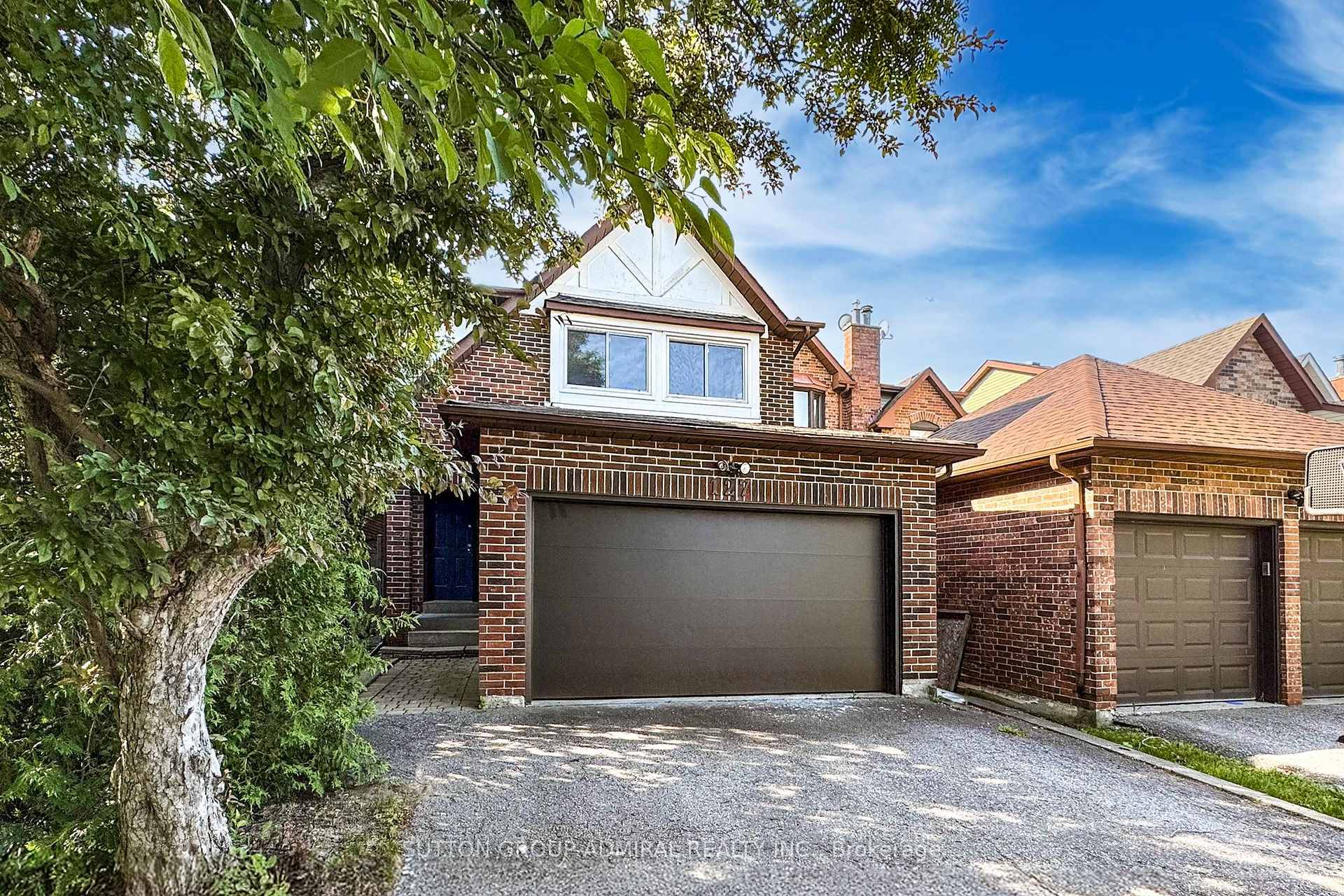 Welcome to 127 North Meadow Crescent in the coveted Crestwood Springfarm Yorkhill Area.