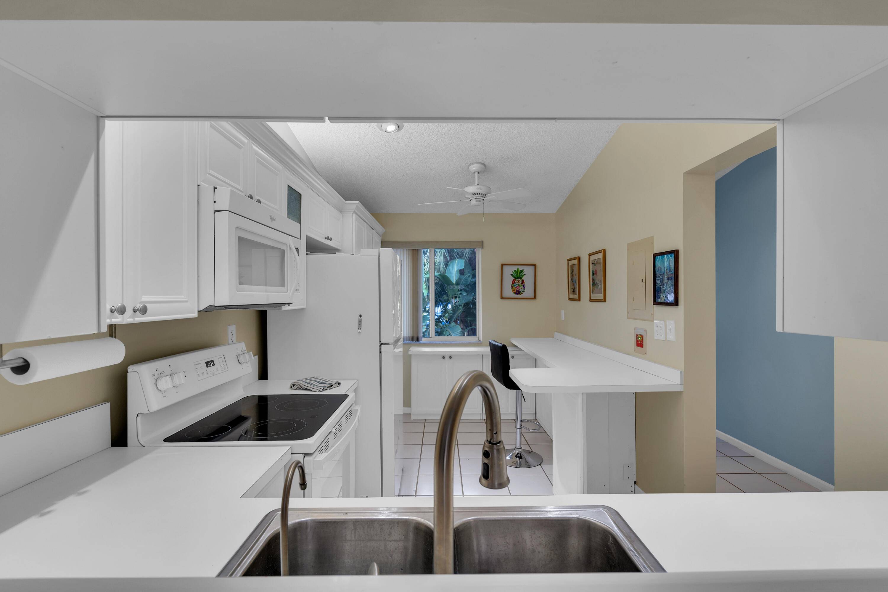BEAUTIFUL, SPACIOUS CONDO CLOSE TO BEACHES, EXCITING DOWNTOWN BOCA AND DELRAY BEACH LIVING.
