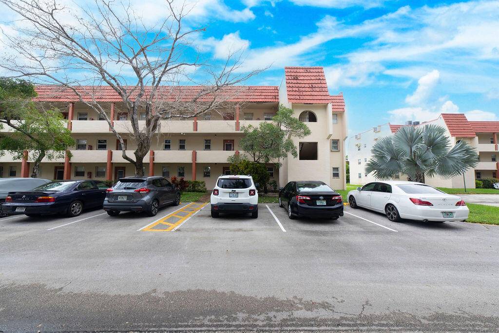 Beautiful Corner Unit ! This condo features a large master bedroom with walk in closet, brand new carpeting in both of the bedrooms and tile flooring in the living areas.