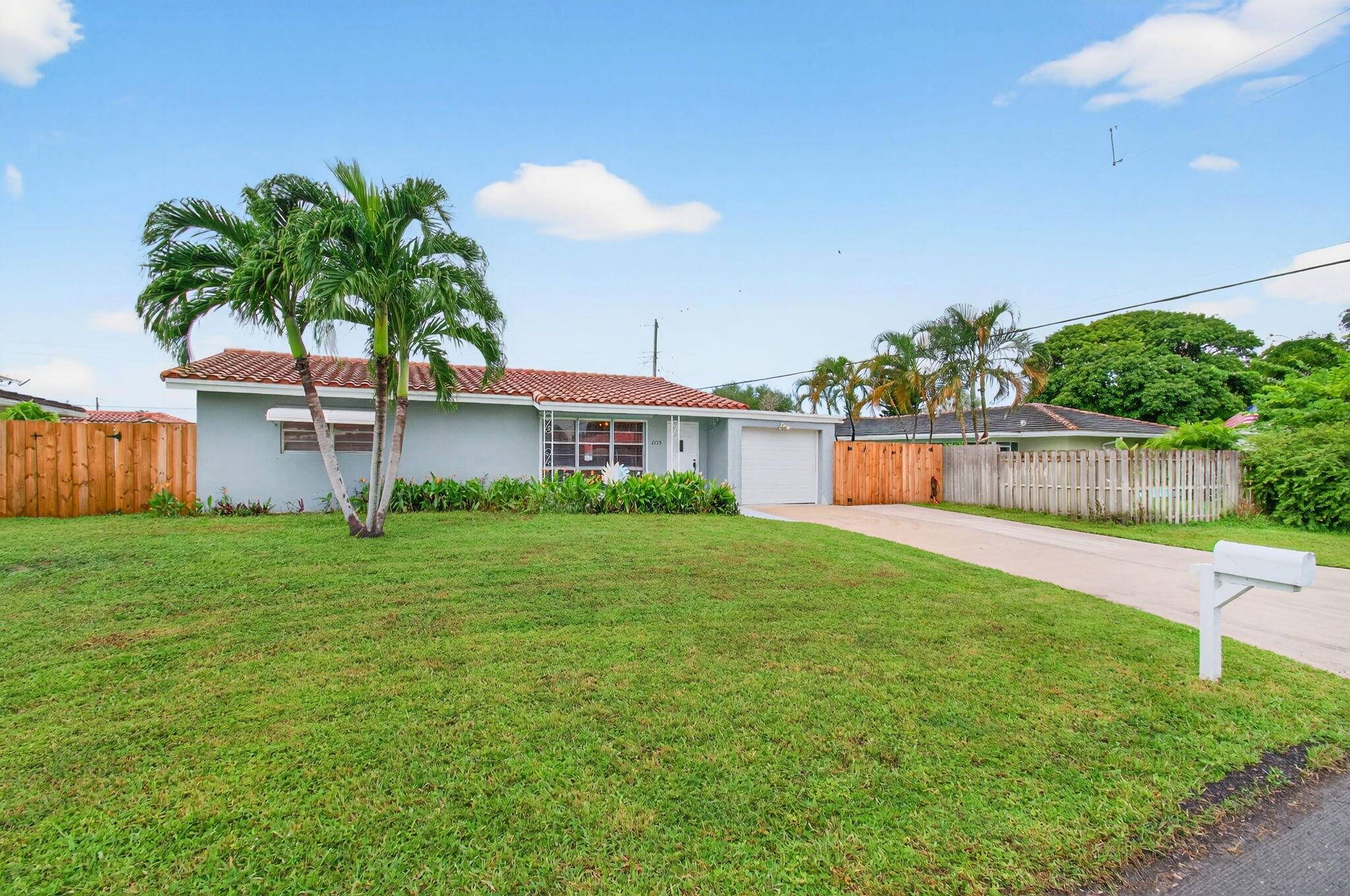 Welcome to this charming 2 bedroom, 2 bath home in East Boca Raton, close to beaches, FAU, shopping, dining, and top rated schools.