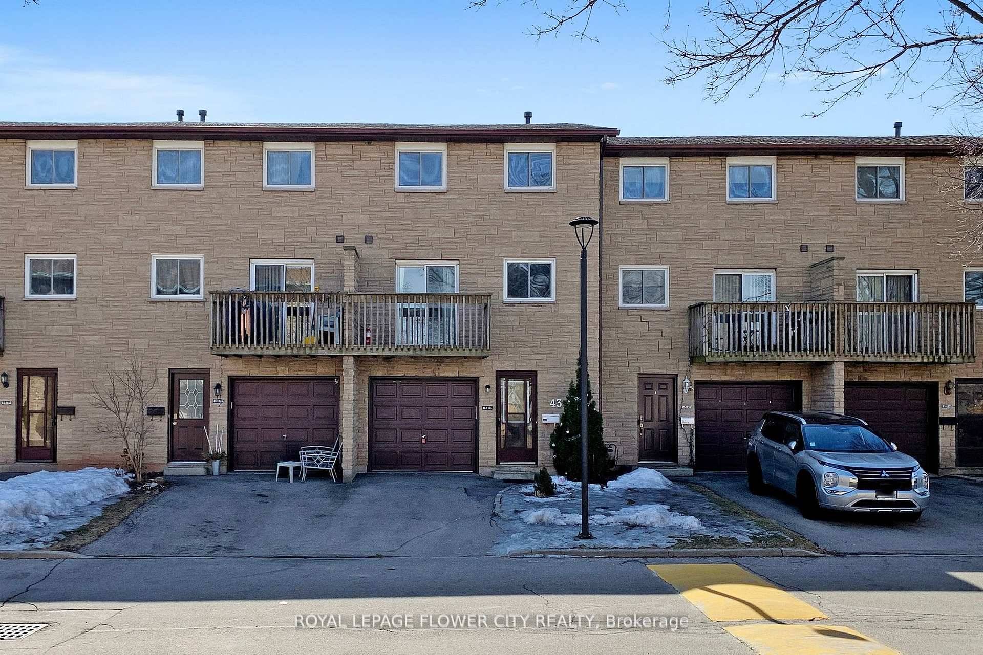 Welcome to 3 bedroom townhouse in the most affluent neighbourhood of Stoney Creek !