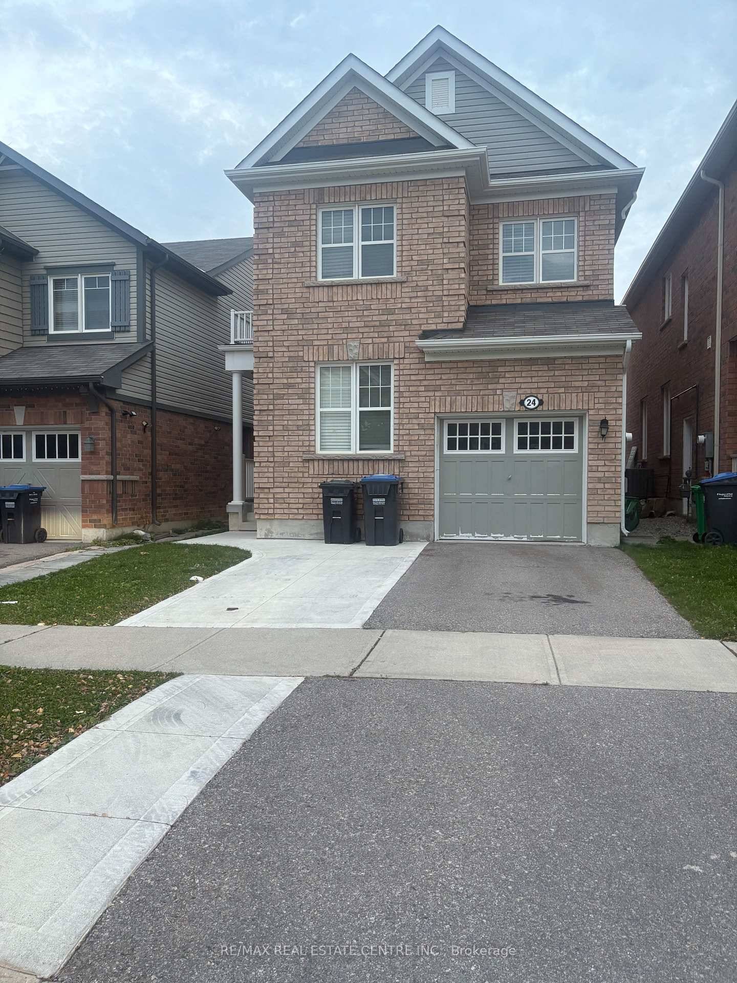 3 bedroom plus loft, Single car garage Detached property in a family friendly neighborhood, Entire property Professionally cleaned, steam cleaned the carpet for the family to move in immediately.