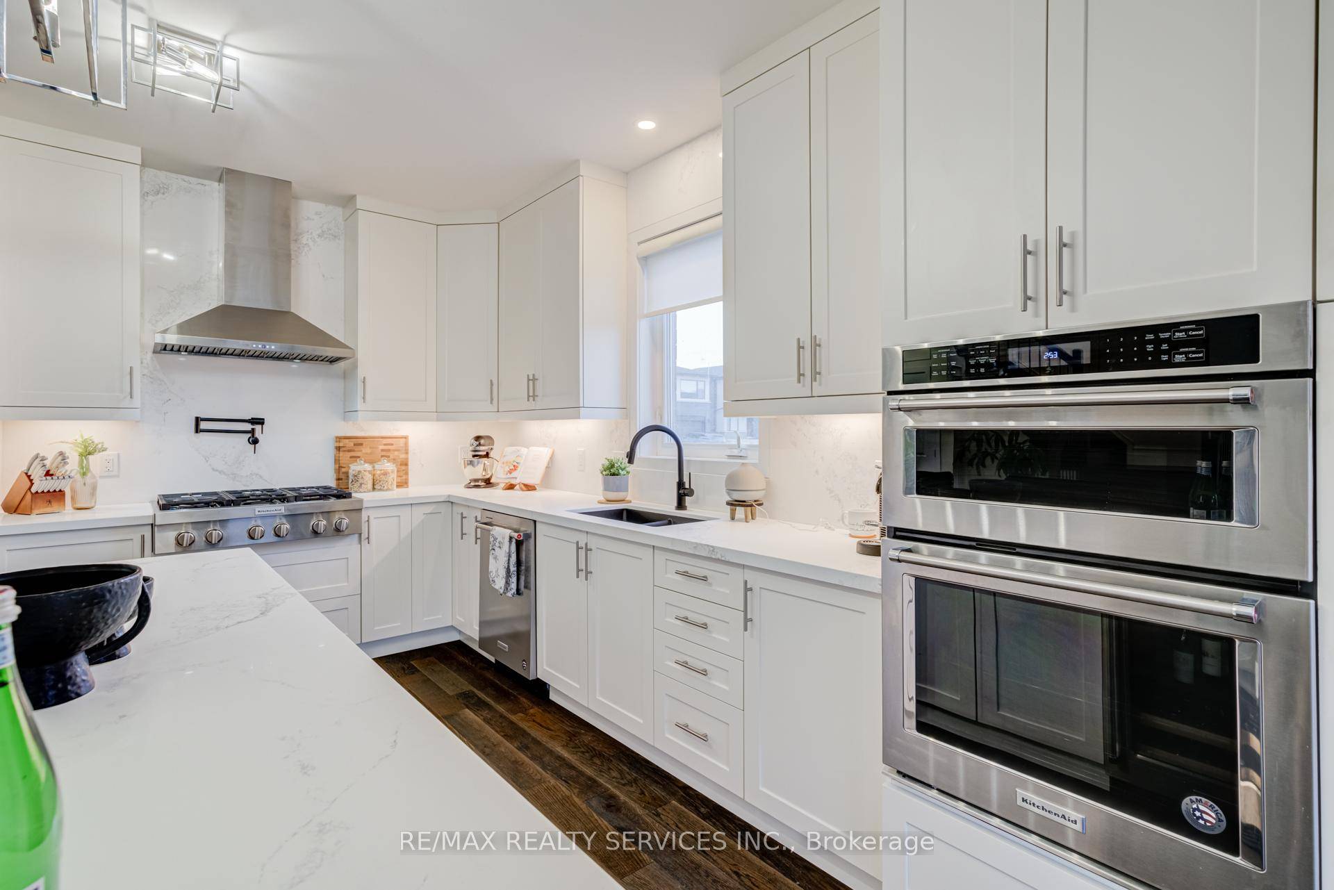 Beautifully upgraded 4 bed, 3 bath home in Ancasters sought after Meadowlands !