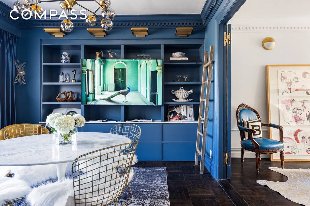 This renovated and romantic, mint condition corner classic six duplex penthouse with two terraces is ideally positioned on the Gold Coast of Manhattan s Upper East Side.