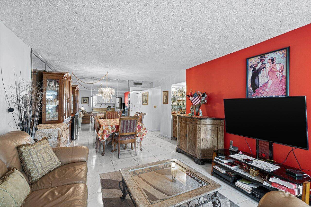 Welcome to your serene Boca Raton retreat !