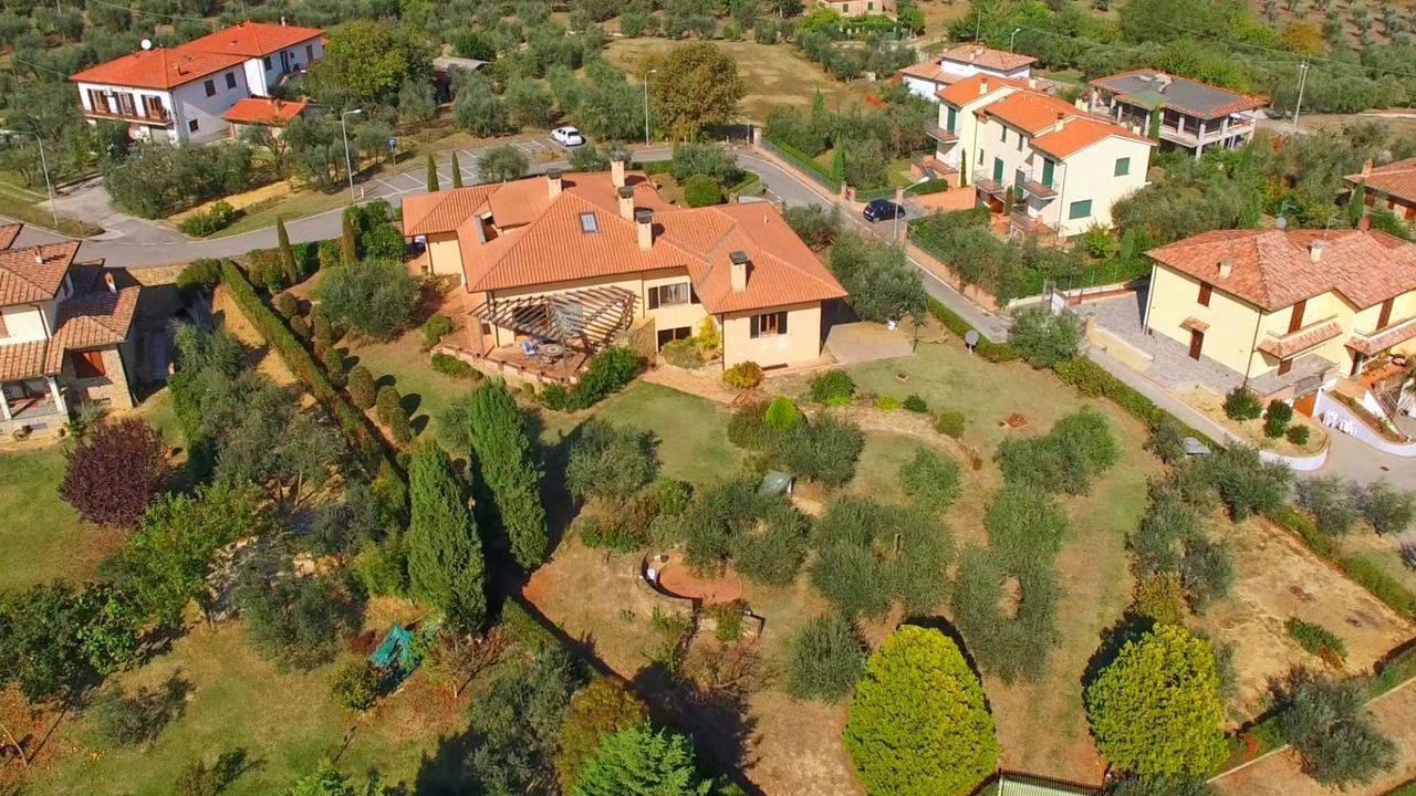 Luxury villa with 2 flats, 6 bedrooms, 7 bathrooms, garden and panoramic views for sale in Lucignano, in the province of Arezzo, Tuscany.