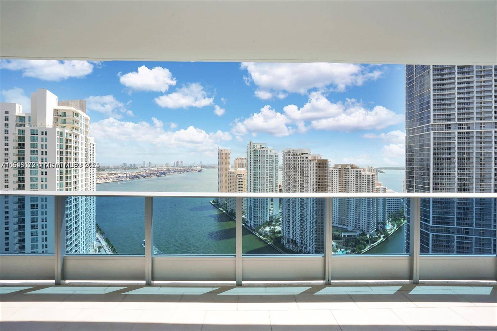 Desirable Epic Residences in the heart of Downtown Miami, the most urban and pedestrian friendly neighborhood in Miami.