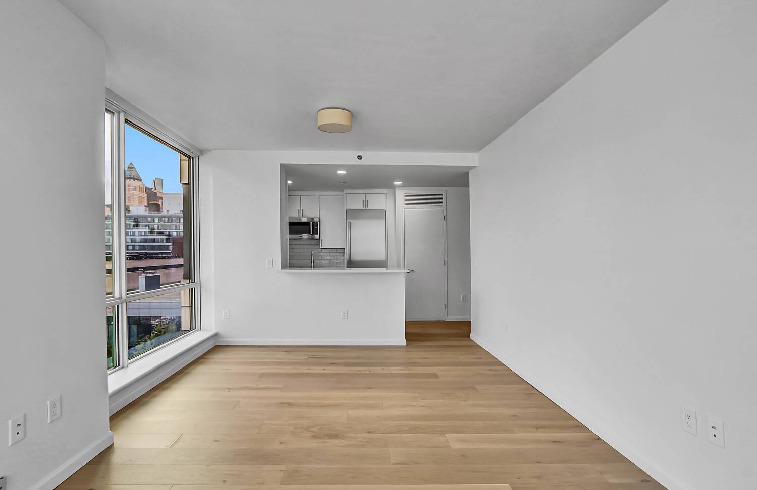 Absolutely gorgeous 7th floor masterpiece, fantastically finished with beautiful new kitchen and appliances, new flooring, along with a beautifully updated full bathroom.