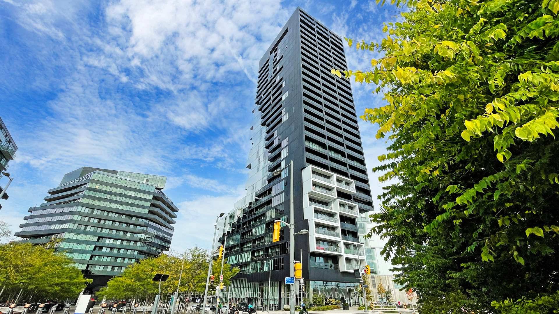 Experience breathtaking, unobstructed panoramic views of the entire city skyline and lake Ontario from the 22nd floor !