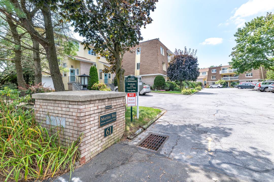 Live the coastal lifestyle every day in this desirable Shippan condo, where beachside living sets the tone from the moment you arrive.