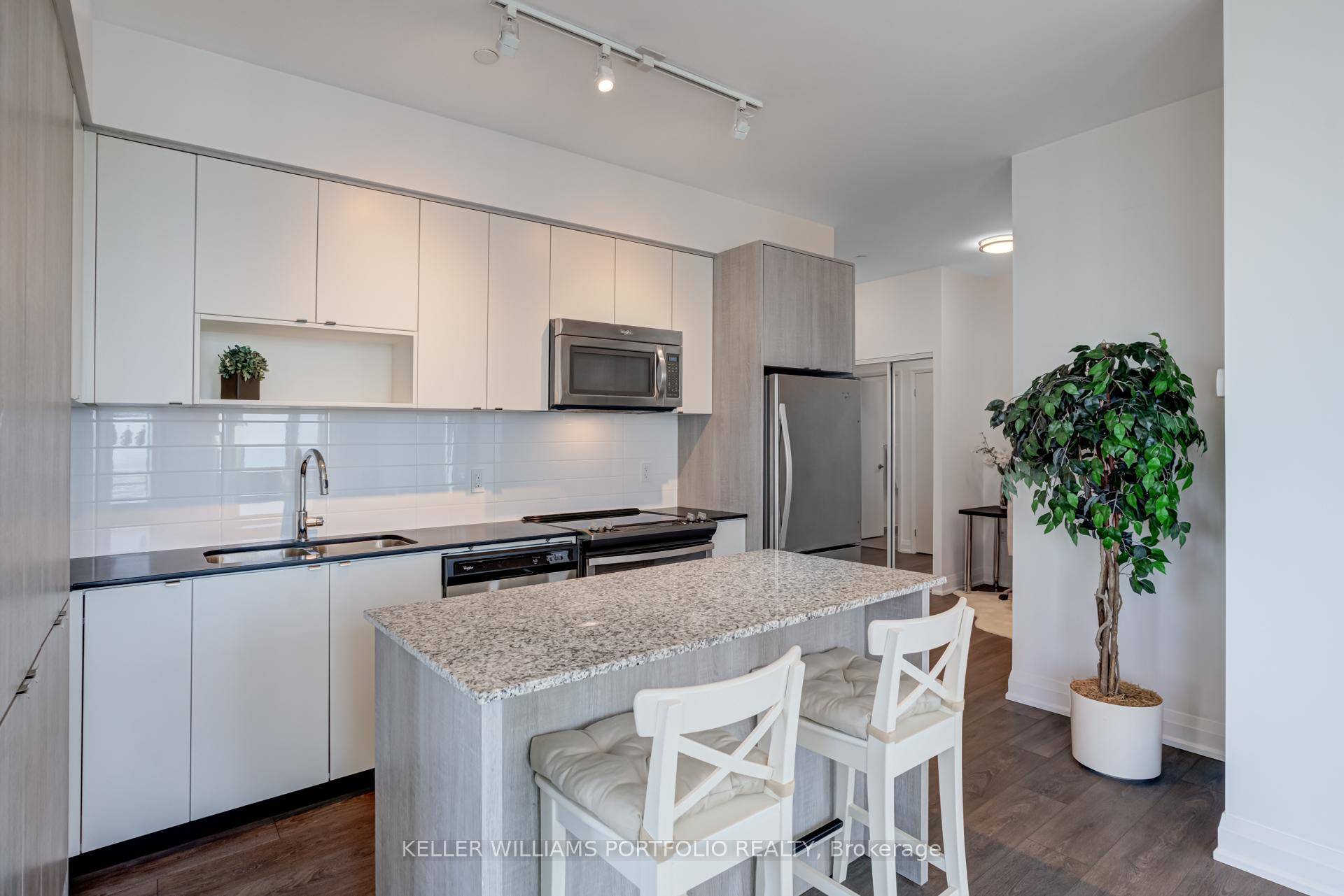 Welcome to this bright and spacious 2 bedroom plus study, 2 bathroom corner suite on the 28thfloor of The Triumph at Valhalla.