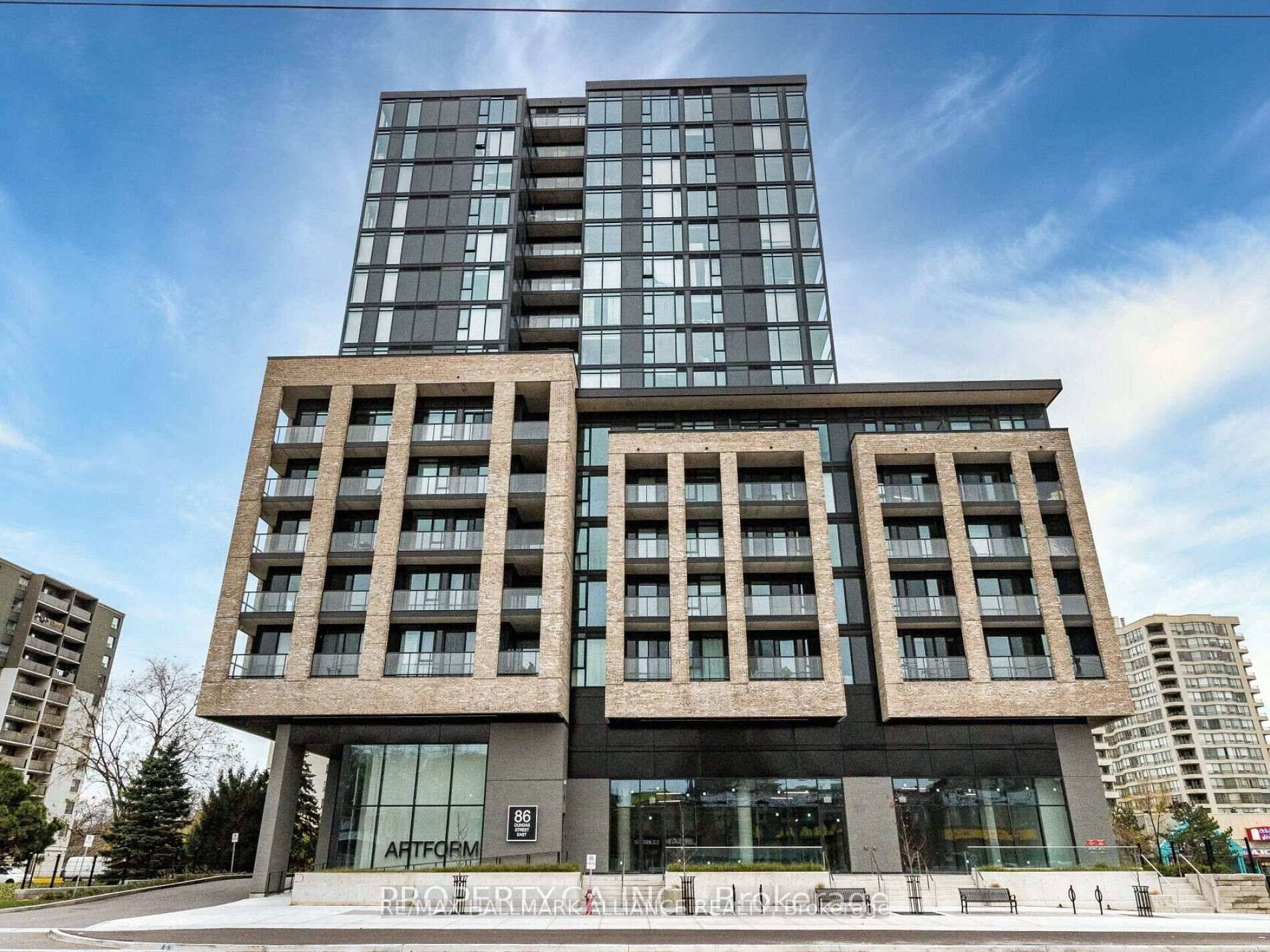 Experience modern living in this nearly new high rise located in the highly sought after Cooksville area.