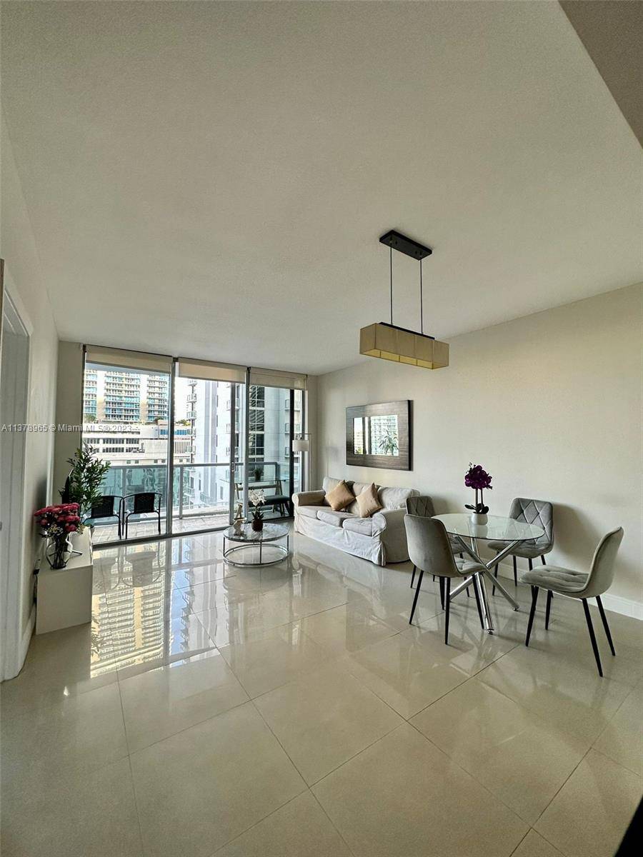 Spacious 1 bedroom apartment at 1060 Brickell Condo.