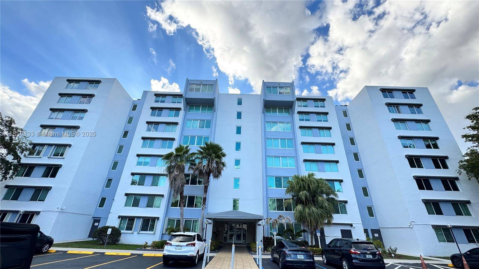 Immediate rental, 2 parking spaces, Spacious 3 Bed, 2 Bath Corner Unit in Dadeland !