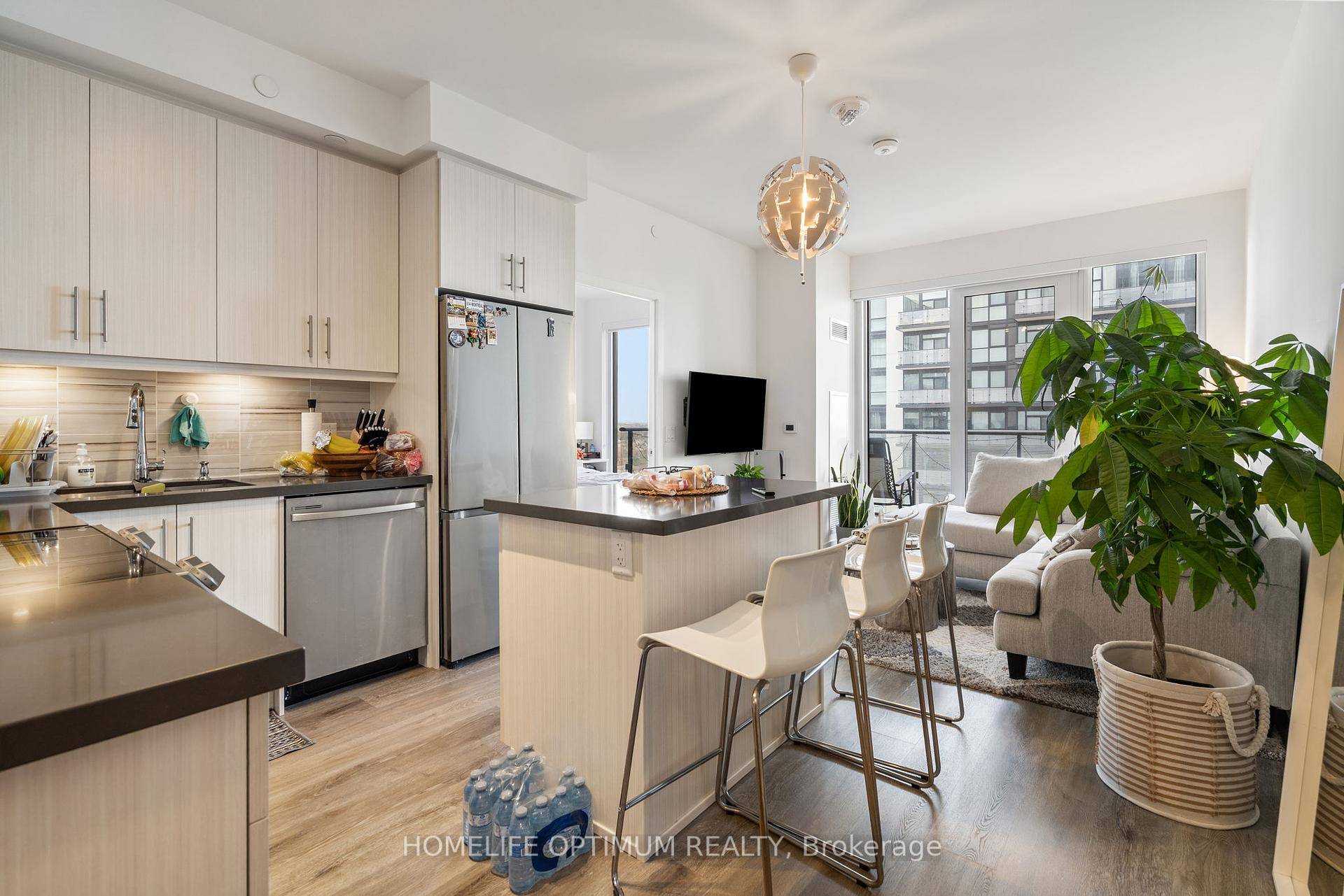 Charming 2 Bedroom Corner Unit in Richmond Hill 95 Oneida Cres 1704.