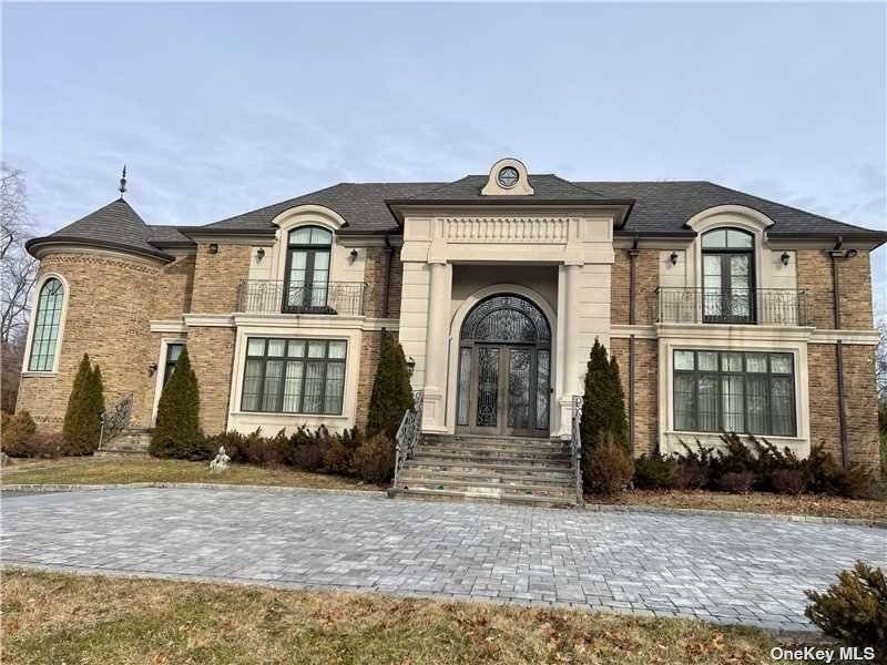 Private Colonial on a cul de sac in Kings Point.