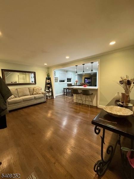 Welcome to this well maintained one family home offering 4 full bedrooms, a spacious living room, formal dining room, family room and a beautiful kitchen, 2 full bathrooms.