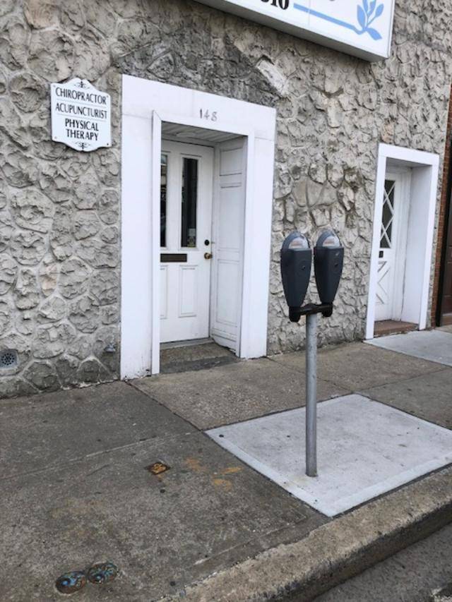 Mixed use building with potential for several professional options.