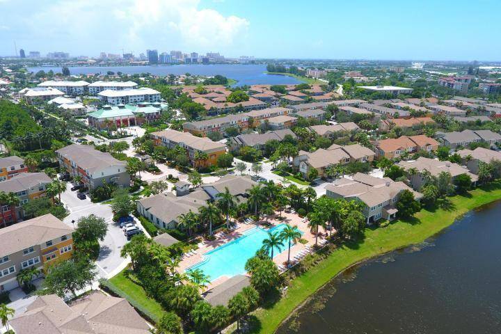 4BR 3. 5 Bath, CORNER UNIT ; 9 foot ceilings, SS appliances ; NEW FLOORING 2 Car Garage, 3 story townhouse.