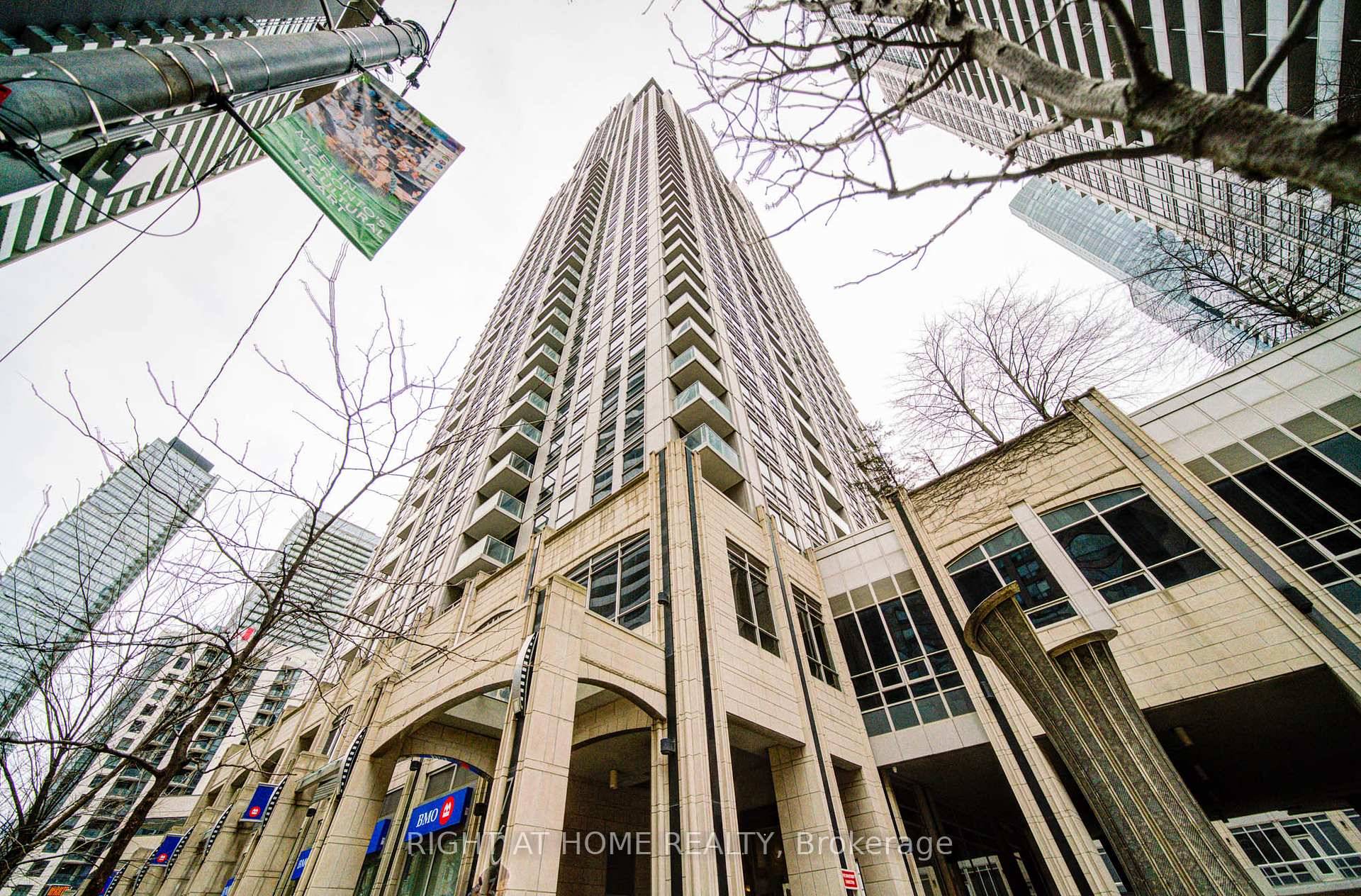 Cozy 1 Bdrm, 1 Bath Corner Unit At The Residences Of College Park.