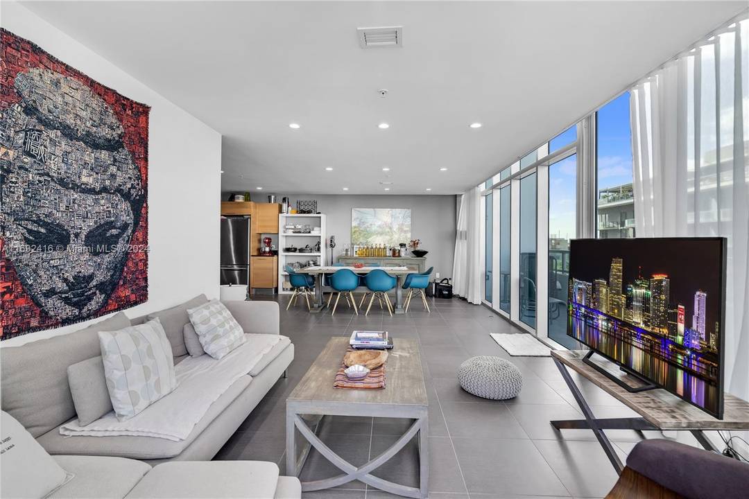 Exceptional corner unit, distinguished by its lofty ceilings and full height windows, creates a luminous and spacious living area.
