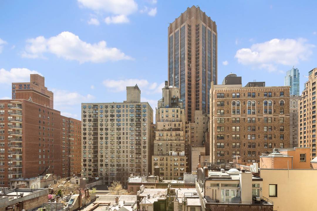 Chic Corner Alcove Studio with Open Views in Prime Murray Hill !