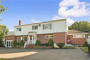 Amazing 1 level 3 bedroom home lives like a single family.