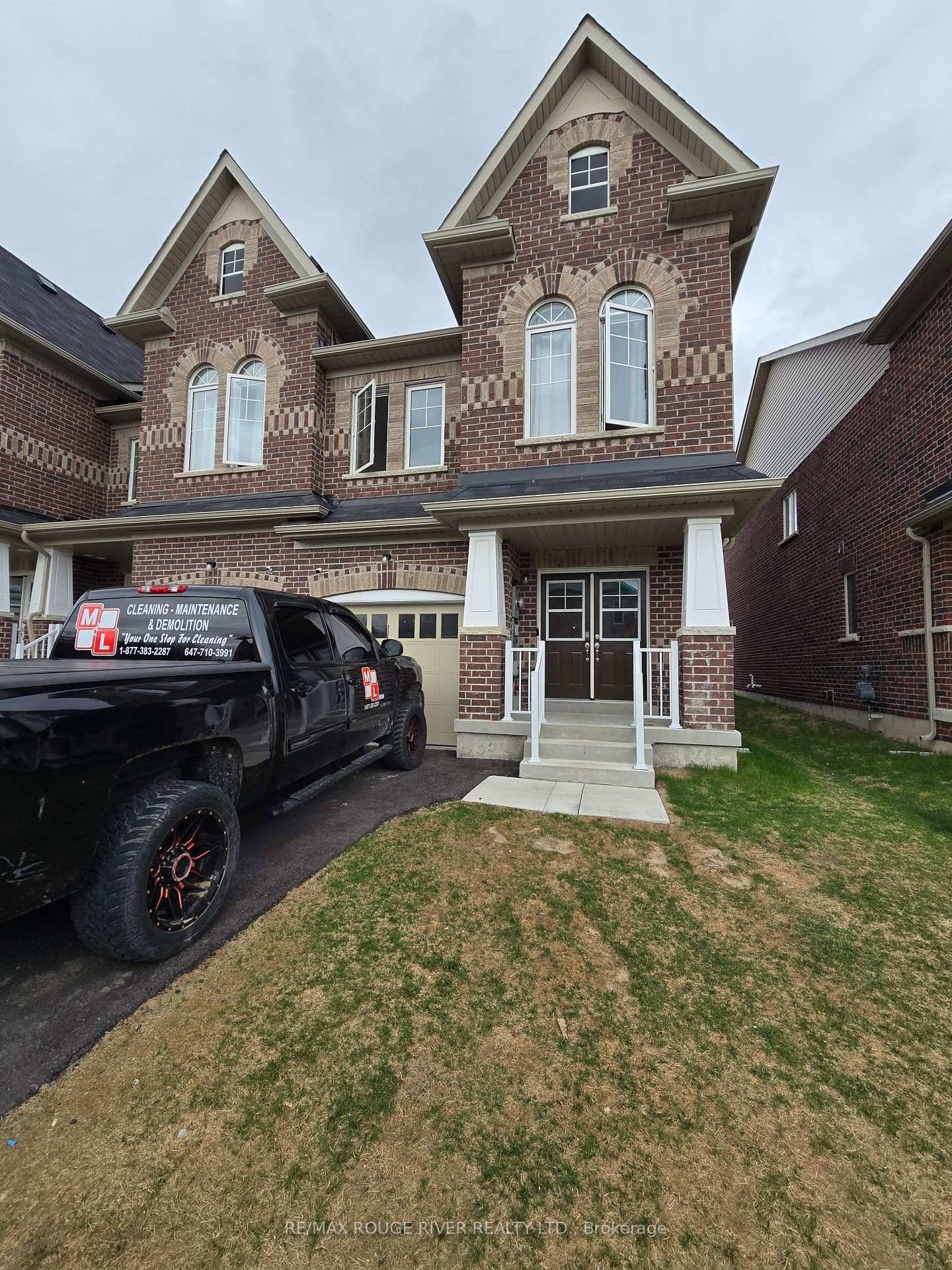 A Stunning 2 Year Old Townhouse in the Heart of Oshawa !