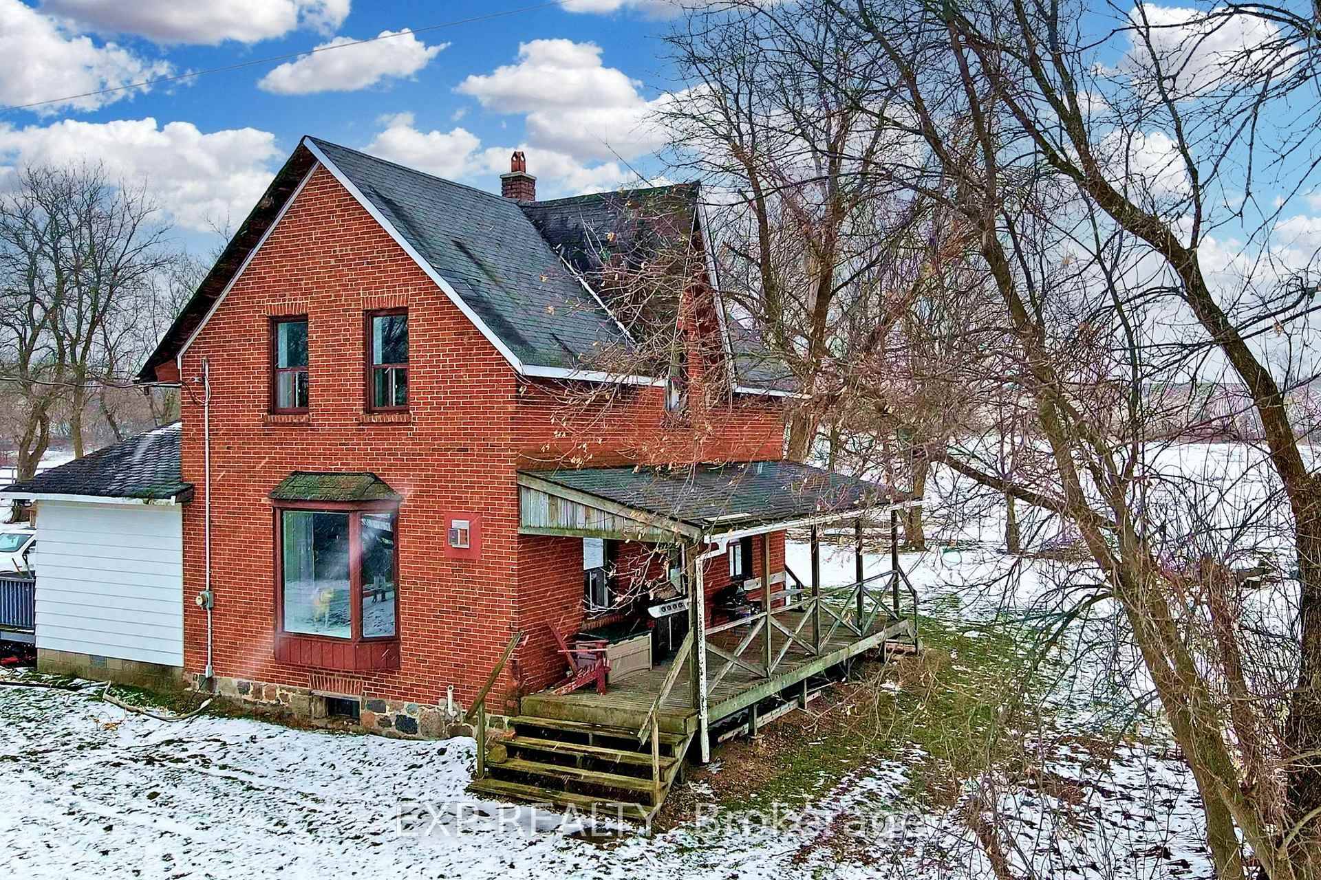 Beautiful 3 Bedroom 2 Washroom Century Home W Barn.