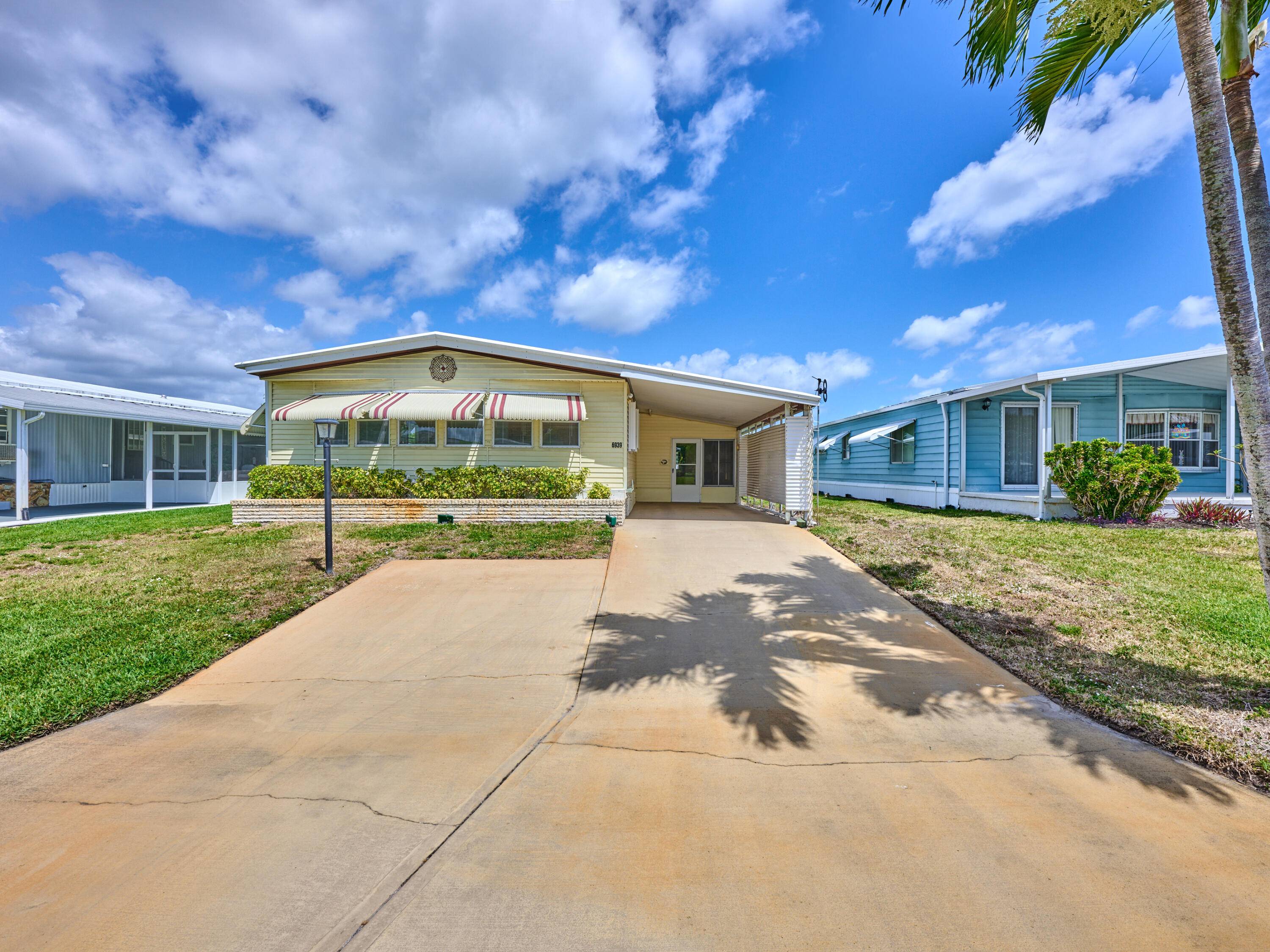 Beautifully maintained 2 Bedr 2 Bath Manufactured home in Cambridge, 55 community in Hobe Sound.